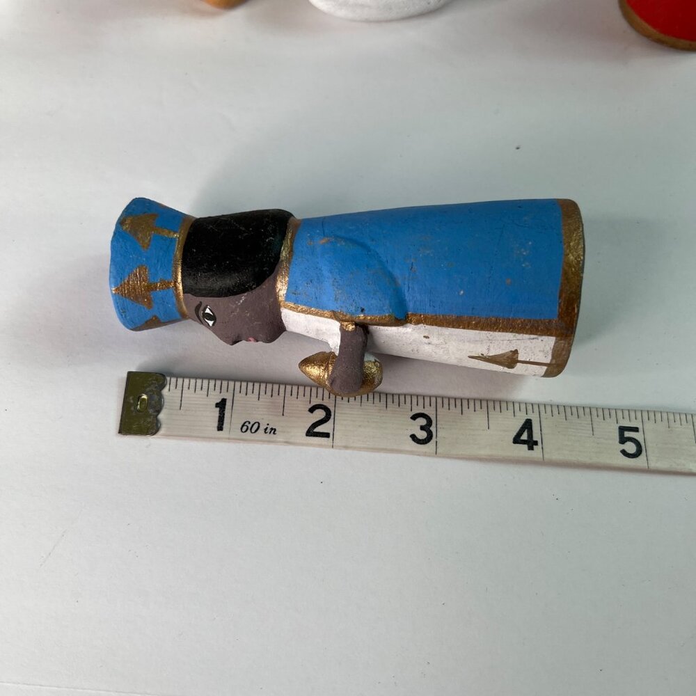 Hand-Painted Ceramic Nativity Set With 12 Pieces - Picture 12 of 13